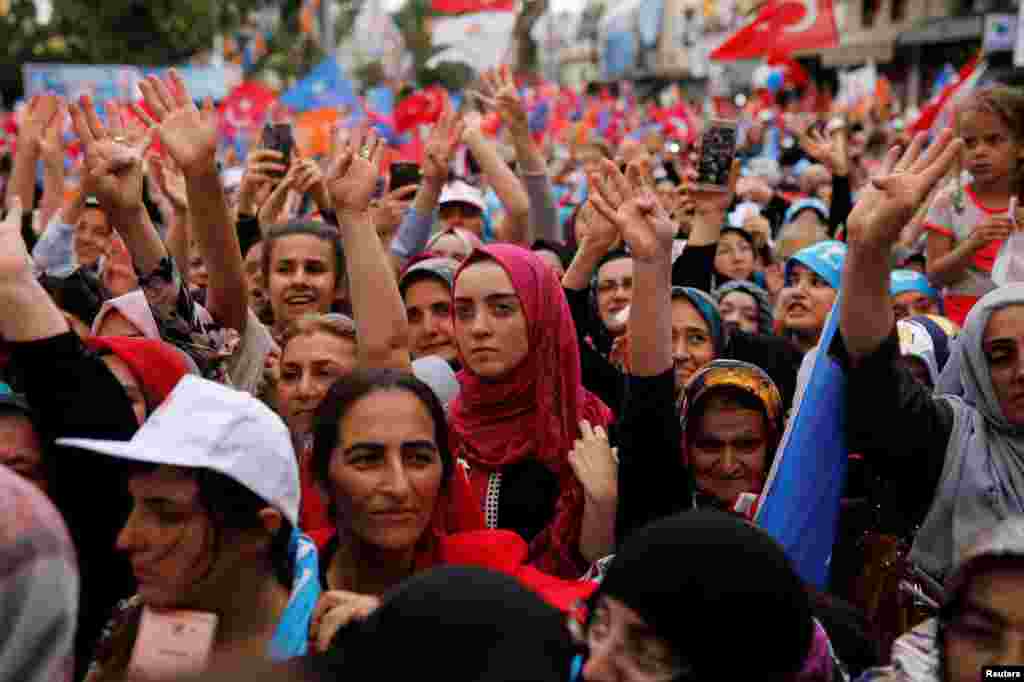 تجمع حامیان رجب طیب اردوغان در استانبول. آیا رئیس جمهوری ۶۴ ساله دوباره انتخاب می&zwnj;شود؟