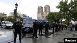 Французька поліція неподалік місця атаки біля Собору Паризької Богоматері