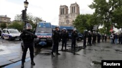 Cảnh sát bảo vệ hiện trường vụ tấn công cạnh nhà thờ lớn Notre Dame, Paris, 6/6/2017
