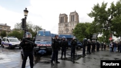 2017年6月6日在巴黎圣母院袭击事件现场的风格警察。
