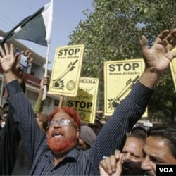 Warga Pakistan melakukan protes atas serangan pesawat tak berawak AS yang sering salah sasaran mengenai warga sipil.