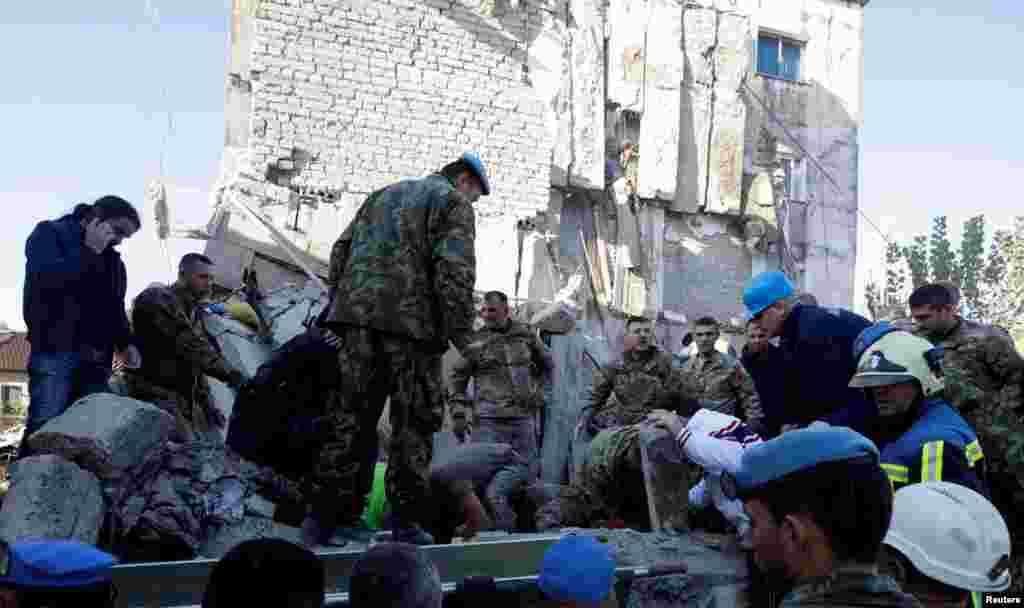زلزلے کے بعد امدادی کارروائیوں کا ایک منظر جس میں ریسکیو اہلکار ملبے میں دبے لوگوں کو تلاش کر رکے انہیں نکال رہے ہیں۔