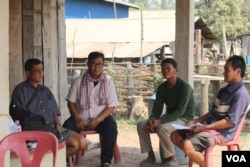 រូបឯកសារ៖ ជនរងគ្រោះ​៤​នាក់ (រាប់ពីធ្វេង) លោក អាន រួន លោក នូវ នឿន លោក ហ៊ឹម គីរី និង​លោក យិប ម៉ក់ បាន​អំពាវនាវ​ឲ្យ​ទម្លាក់ចោល​បទចោទ​ប្រកាន់​លើ​ពួកគេ ក្រោយពី​ពួកគេ​ត្រូវ​បាន​ដោះលែង ប៉ុន្តែ​ដាក់​ឲ្យ​ស្ថិត​នៅ​ក្រោម​ការត្រួតពិនិត្យ​តាម​ផ្លូវ​តុលាការ។ (ស៊ុន ណារិន/វីអូអេ)