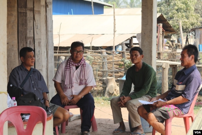 ជនរងគ្រោះ៤នាក់ (រាប់ពីធ្វេង) លោក អាន រួន លោក នូវ នឿន លោក ហ៊ឹម គីរី និងលោក យិប ម៉ក់ បានអំពាវនាវឲ្យទម្លាក់ចោលបទចោទប្រកាន់លើពួកគេ ក្រោយពីពួកគេត្រូវបានដោះលែង ប៉ុន្តែដាក់ឲ្យស្ថិតនៅក្រោមការត្រួតពិនិត្យតាមផ្លូវតុលាការ។ (ស៊ុន ណារិន/VOA)