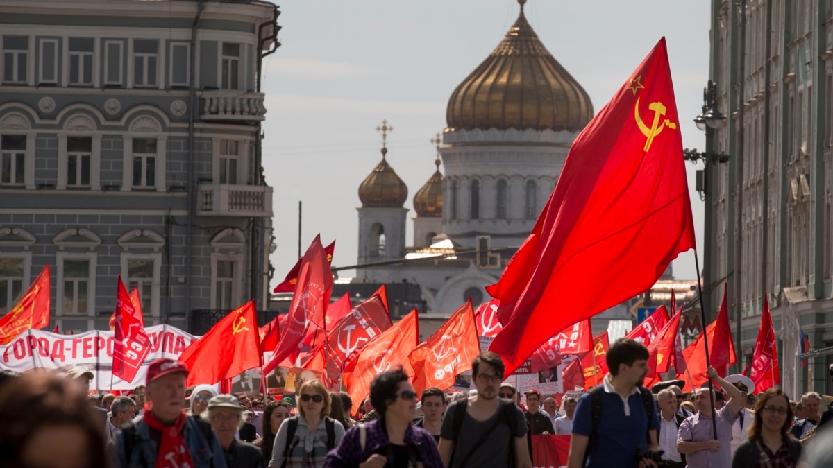 красное знамя революции. украинская бабушка с советским флагом. красный флаг сша. вышли с красными флагами. человек с советским флагом.