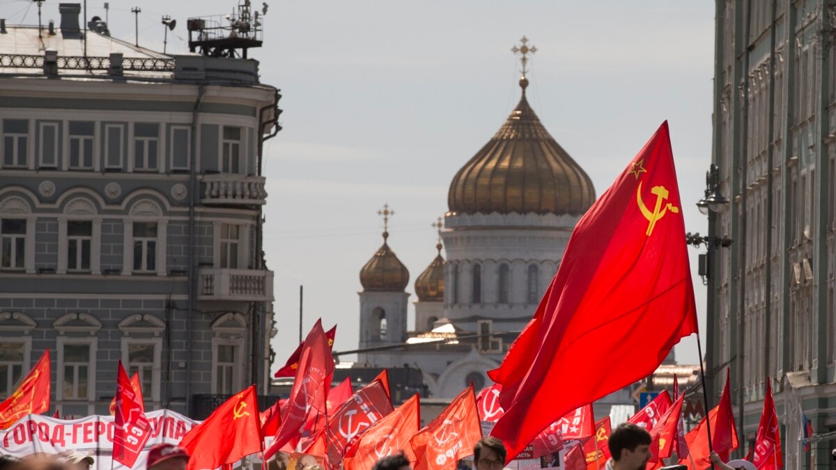 Красные флаги в москве. Люди с красным знаменем. Флаг красный. Человек с красным флагом. Красная площадь и красное Знамя.