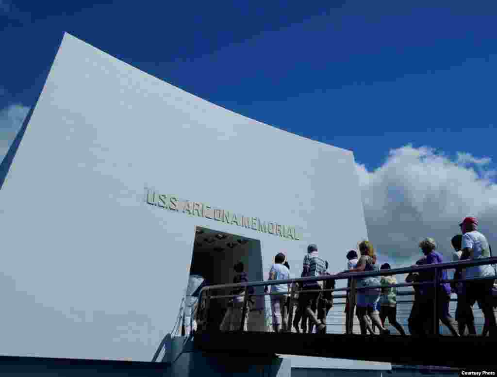 Mỗi năm cả triệu du khách viếng đài tưởng niệm U.S.S. Arizona ở Pearl Harbor.