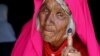 آرشیف: یک زن افغان با انگشت رنگ شده اش در روز انتخابات 