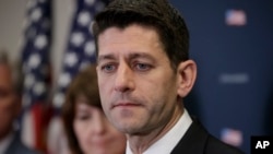 Juru bicara partai Republik di DPR, Paul Ryan, didampingi kepemimpinan partai Republik lainnya berbicara mengenai usaha selanjutnya setelah kegagalan untuk meloloskan RUU Askes, di Capitol Hill, Washington, 28 Maret 2017.