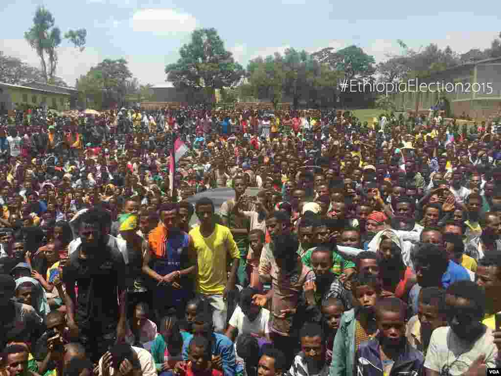 Campanha eleitoral na Etiópia, candidato Merera Gudina em Ambo.
