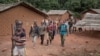 Des combattants anti-Balaka patrouillent dans la paroisse de Gambo, Centrafrique,16 août 2017