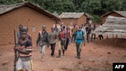 Des combattants anti-Balaka patrouillent dans la paroisse de Gambo, Centrafrique,16 août 2017