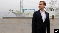 드미트리 메드베데프 러시아 총리가 일본과 영유권 분쟁을 겪고있는 '쿠릴열도' 지역의 쿠나시르 섬을 방문하기 위해 지난 2012년 접안시설에 도착해 상륙하고 있다. (자료사진)