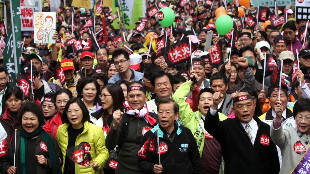 Tens of Thousands Protest Against Taiwan's President