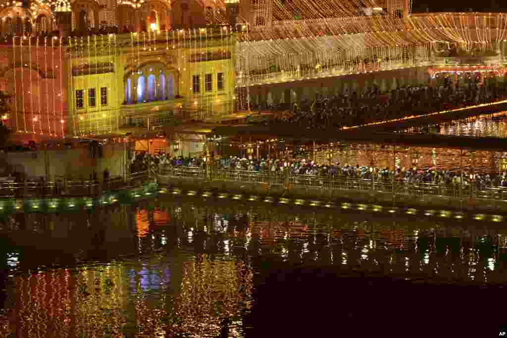 Indian Sikh devotees queue up to pay obeisance at the Golden Temple, on the birth anniversary of Guru Nanak, the first Sikh Guru in Amritsa. 