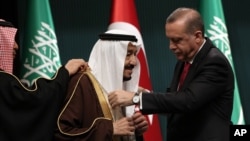 رجب طیب اردوغان رئیس جمهوری ترکیه این مدال افتخار را در آنکارا به ملک سلمان پادشاه عربستان سعودی اهدا کرد - ۲۴ فروردین ۱۳۹۵ 