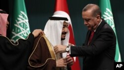 رجب طیب اردوغان رئیس جمهوری ترکیه این مدال افتخار را در آنکارا به ملک سلمان پادشاه عربستان سعودی اهدا کرد - ۲۴ فروردین ۱۳۹۵