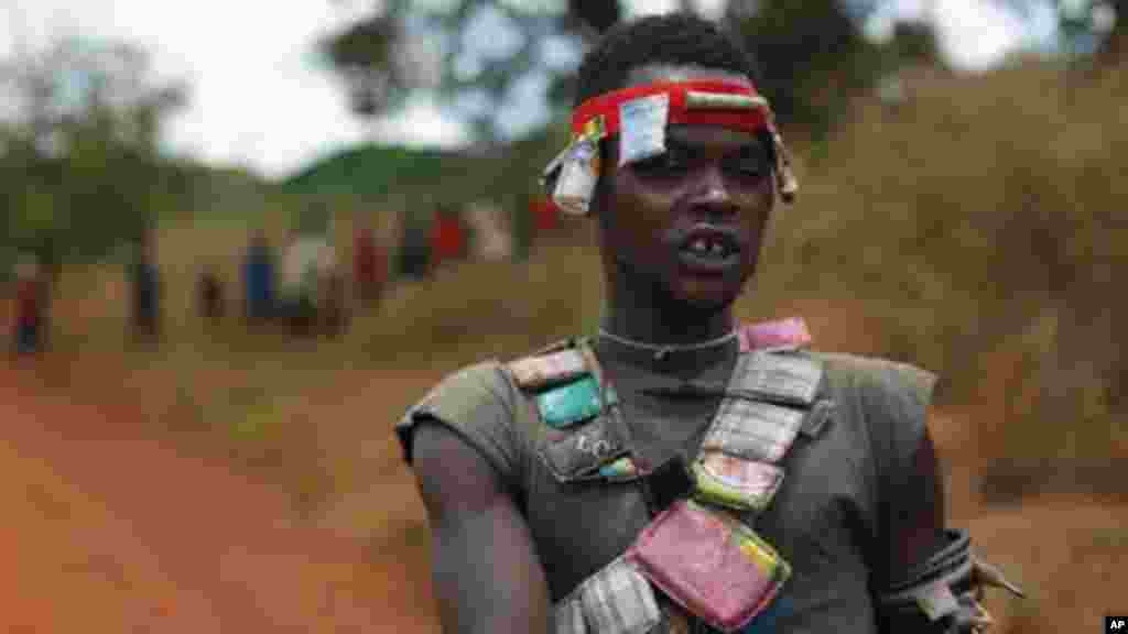 Un membre de la milice chrétienne anti-balaka couvert des gris-gris à une barrière près de Sibut, à quelque 200 kms au Nord-Est de Bangui, République Centrafricaine, le 11 avril 2014. 