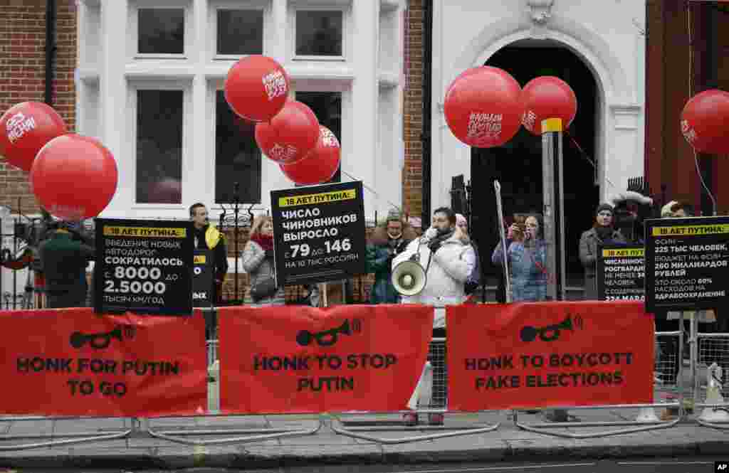Бизнесмен Евгений Чичваркин устроил акцию протеста напротив здания посольства России в Лондоне. Бывший владелец компании &quot;Евросеть&quot; призвал бойкотировать президентские выборы