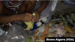 Niños en Venezuela, buscan alimentos en la basura para comer. (Foto archivo Álvaro Algarra VOA) Según UNICEF, Venezuela ocupa el cuarto lugar entre los países que necesitan más contribuciones para ayudar a la infancia.