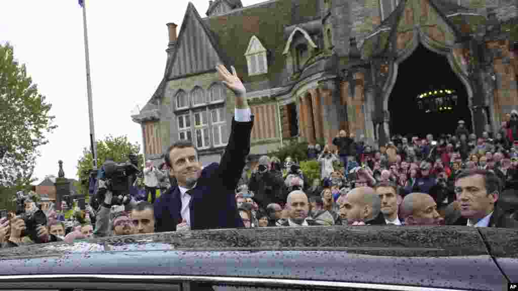 Mgombea huru mwenye msimamo wa wastani Emmanuel Macron aakiondoka kutoka kituo cha kupiga kura cha Le Touquet, May 7, 2017.