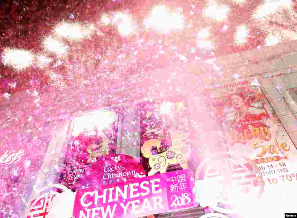 با آتش بازی و چراغانی در آسمان متروی مانیل فیلیپین به استقبال سال نو چینی می روند.