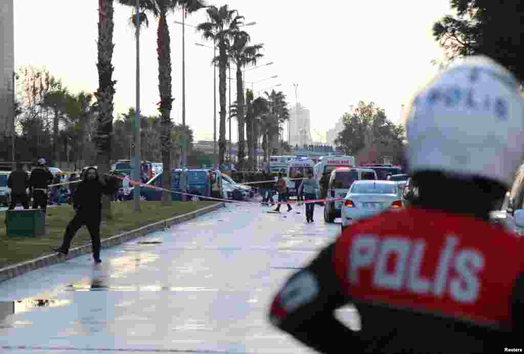 Polisi berjaga-jaga di daerah tempat terjadinya ledakan di luar gedung pengadilan di Izmir, Turki (5/1). (Reuters/Hakan Akgun)