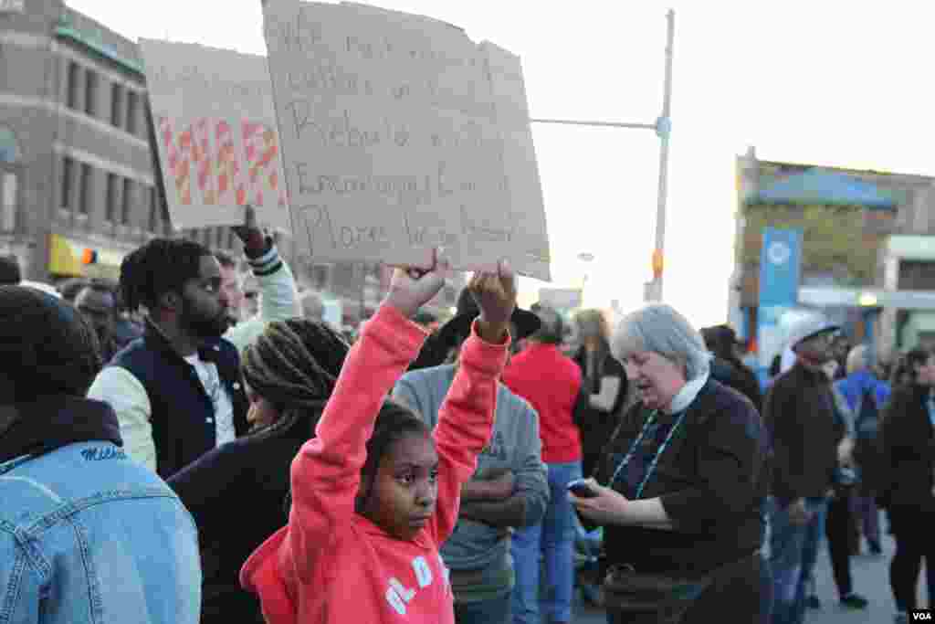Seorang demonstran muda dalam protes atas kematian Freddie Gray (28/4). (VOA/Victoria Macchi)