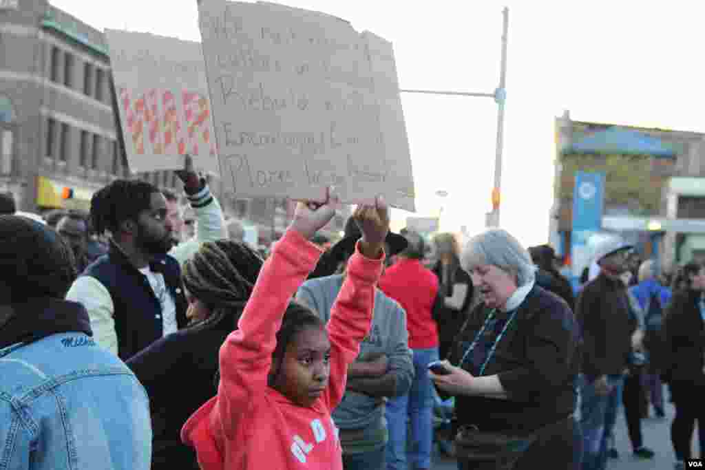 A young demonstrator at a rally for Freddie Gray, April 28, 2015. (Victoria Macchi/VOA News)