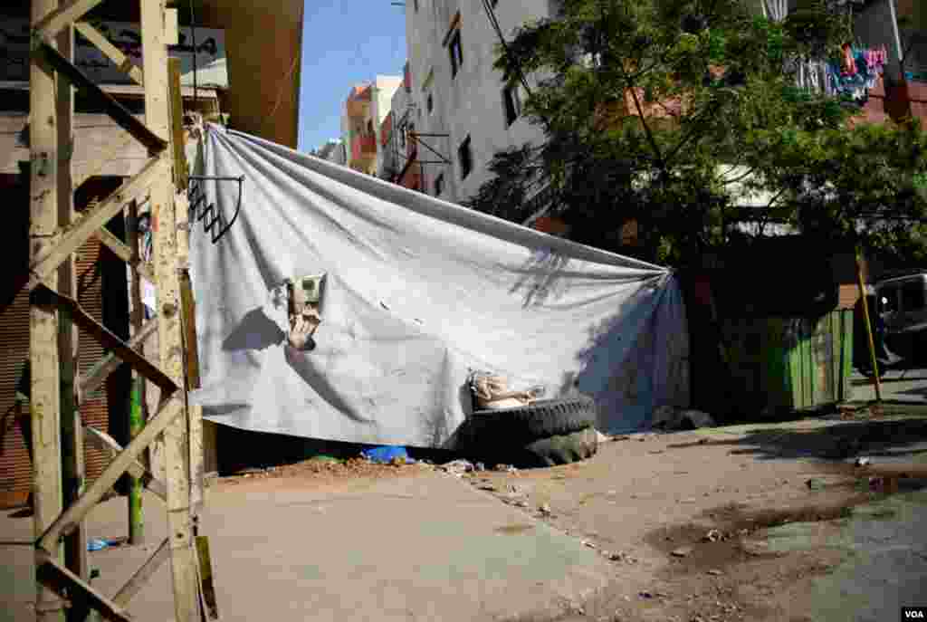 A canvas sheet protects pedestrians from snipers on Syria Street between the rival Bab Tabbaneh and Jebel Mohson neighborhoods of Tripoli, Lebanon, August 25, 2012. (VOA/Jeff Neumann)