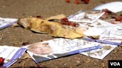 Campaign paraphernalia scattered after protesters are said to have stormed Ahmed Shafiq's headquarters in Cairo, May 29, 2012. (Elizabeth Arrott/VOA)