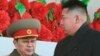 کیم جونگ اون در کنار جنگ سونگ تک در مراسم سالگرد تولد کیم جون ایل رهبر پیشین کره شمالی، سال ۲۰۱۲
