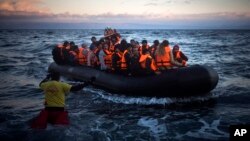 پناهجویان و مهاجرین هنگام رسیدن به ساحل یک جزیره یونان