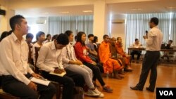 The workshop aimed to help participants identify and challenge the authorities on corruption issues. ( Leng Len/VOA Khmer)