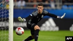 Kiper Spanyol, Kepa Arrizabalaga, dalam laga penyisihan Grup B Piala UEFA U-21 antara Spanyol melawan Macedonia di Gdynia, Polandia, 17 Juni 2018.
