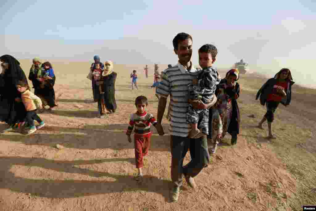 بازگشت شهروندهای عراقی به دهکده شان در جنوب موصل، عراق بعد از آزادسازی. 