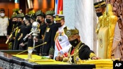 Raja Malaysia Sultan Abdullah Sultan Ahmad Shah dalam upacara pembukaan sidang parlemen di gedung parlemen di Kuala Lumpur, Malaysia, Senin, 13 September 2021. (Zarith Zulkifli/Malaysia's Department of Information via AP).