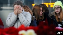 Ožalošćeni na aerodromu Pulkovo u Sankt Peterburgu, 3. novembra 2015, na dan žalosti prgolašen zbog žrtava teške avionske nesreće u Egiptu.