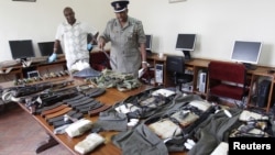 Võ khí, áo khoác cài chất nổ để tấn công tự sát, lựu đạn và súng tự động cảnh sát Kenya tịch thu được trong bố ráp một căn nhà ở Eastleigh, Kenya