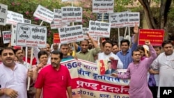 2016年6月28日，在印度首都新德里中国使馆外，印度教右翼团体成员在呼喊抗议中国的口号。