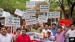 2016年6月28日，在印度首都新德里中国使馆外，印度教右翼团体成员在呼喊抗议中国的口号。