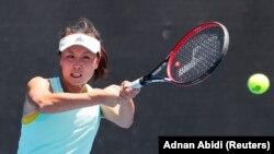 资料照片：中国女子网球运动员彭帅在澳大利亚网球公开赛期间练球。(2019年1月13日)