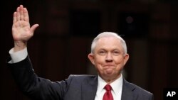 លោក Jeff Sessions រដ្ឋ​មន្ត្រី​ក្រសួង​យុត្តិធម៌​ញញឹម​បន្ទាប់​ពី​បាន​ស្បថ​ កាលពី​ថ្ងៃទី១៣ ខែមិថុនា ឆ្នាំ២០១៧។​