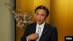 Ông Keiji Furuya, Bộ trưởng Nhật Bản đặc trách về vấn đề người Nhật bị bắt cóc trong một cuộc phỏng vấn do đài VOA thực hiện