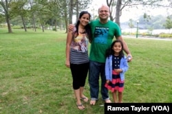 Charlotte, North Carolina, resident Avinash Tilocani with his wife and daughter in Niagara Falls State Park. (R. Taylor/VOA)