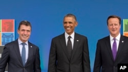 Le Secrétaire général de l'Otan Anders Fogh Rasmussen (à g.), le président Barack Obama (au c.) et le Premier ministre britannique David Cameron au sommet de l'Otan (AP)