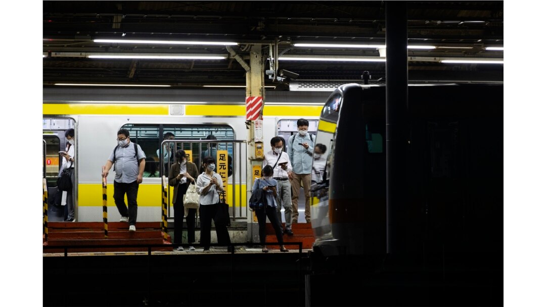 Para pengunjung stasiun kereta api di Tokyo, Jepang, mengenakan masker di tengah pandemi COVID-19, 9 September 2021. (AP Photo/Hiro Komae)