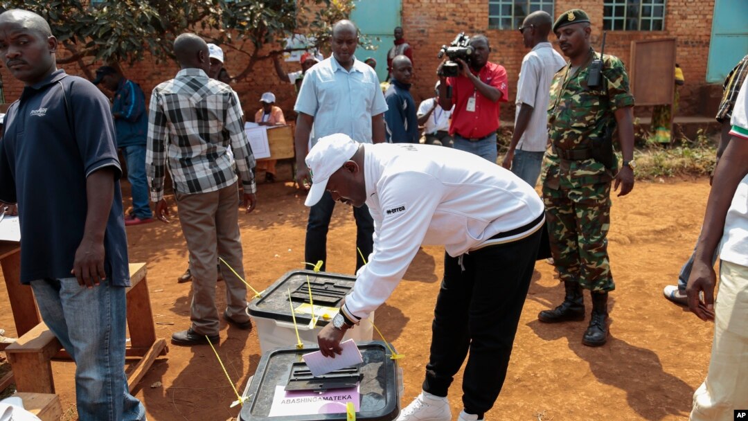 Perezida Pierre Nkurunziza mu gikorwa cyo gutora