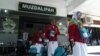 Jemaah haji dari Solo yang akan berangkat menuju Arab Saudi. (VOA/Yudha Satriawan)