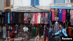 Des Tuniens dans la vieille ville de Tunis, le 12 décembre 2015. 